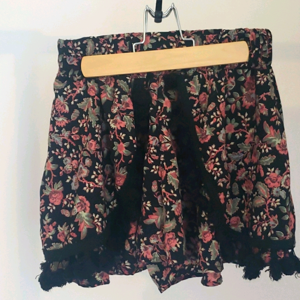 SALE 🤍 XS Audrey Floral Skort 💕🌸